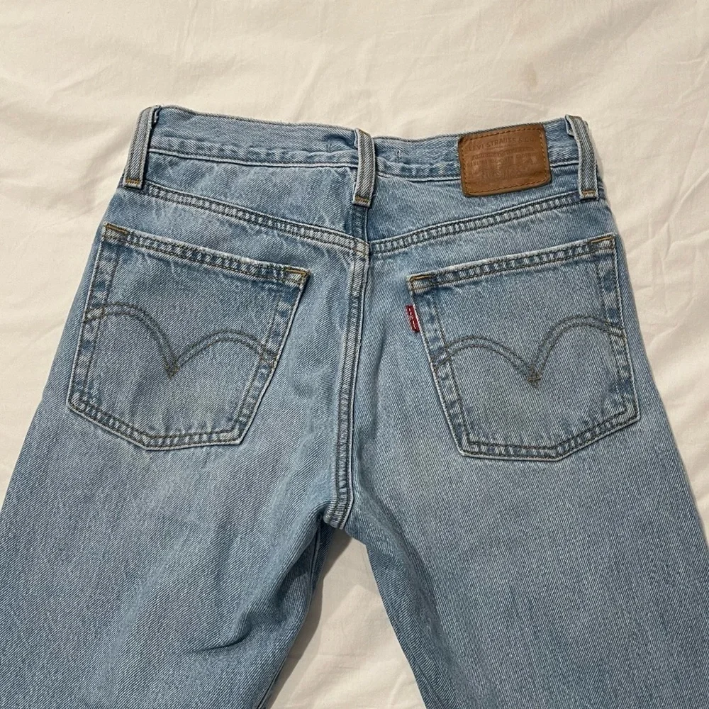 Levi’s Wedgie Lightwash Distressed Jeans Size 24 - Picture 4 of 9